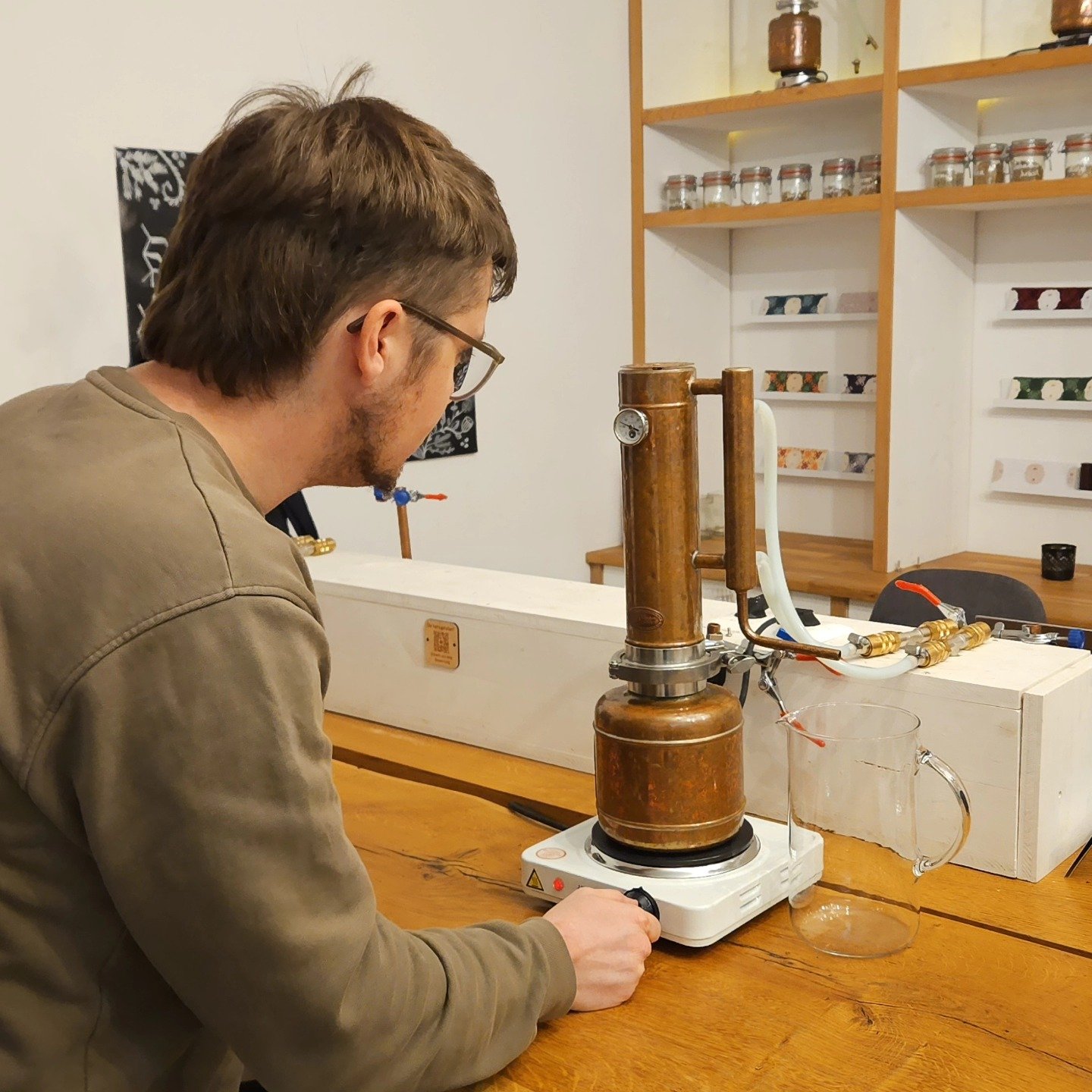 Erstinbetriebnahme der neuen Heizplatten für unsere Gin-Seminar Destillen!